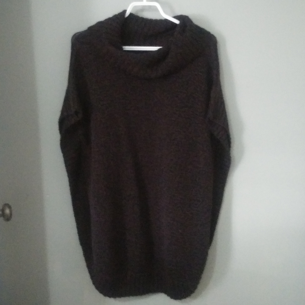 Black t-shirt sweater .